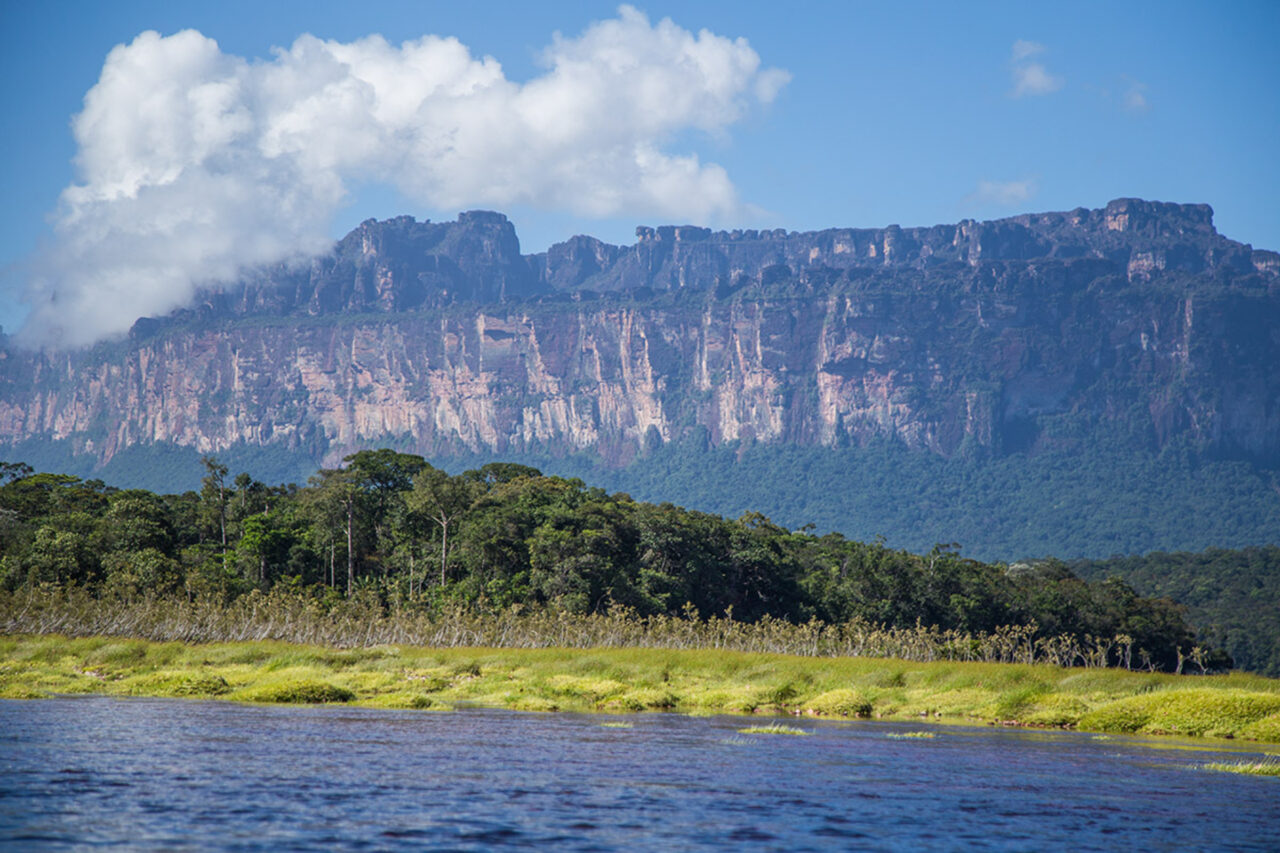 river-trip-to-angel-fall-1280x853-1 View of Auyán-tepui